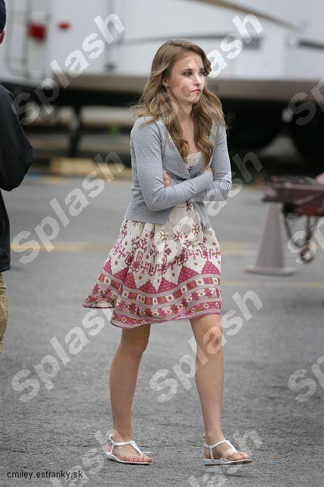 emily-osment-hannah-montana-set-01_sp.jpg